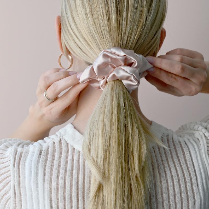 Haargummi aus Seide in rosa | MERSOR